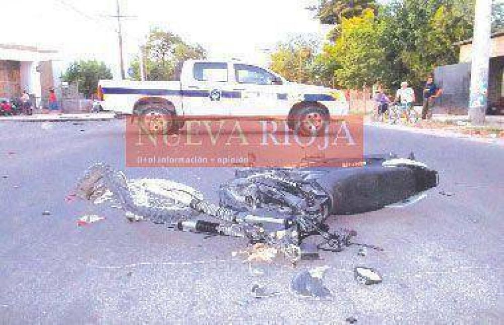 Adolescente con fuertes golpes tras chocar con un auto en avenida de Capital