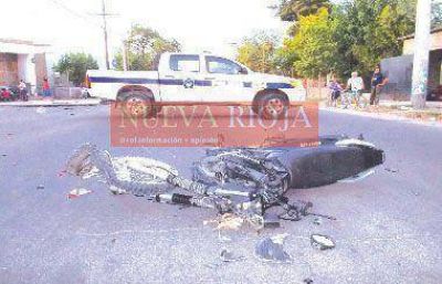 Adolescente con fuertes golpes tras chocar con un auto en avenida de Capital
