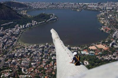 Inician la restauraci�n del dedo del Cristo Redentor da�ado por el rayo