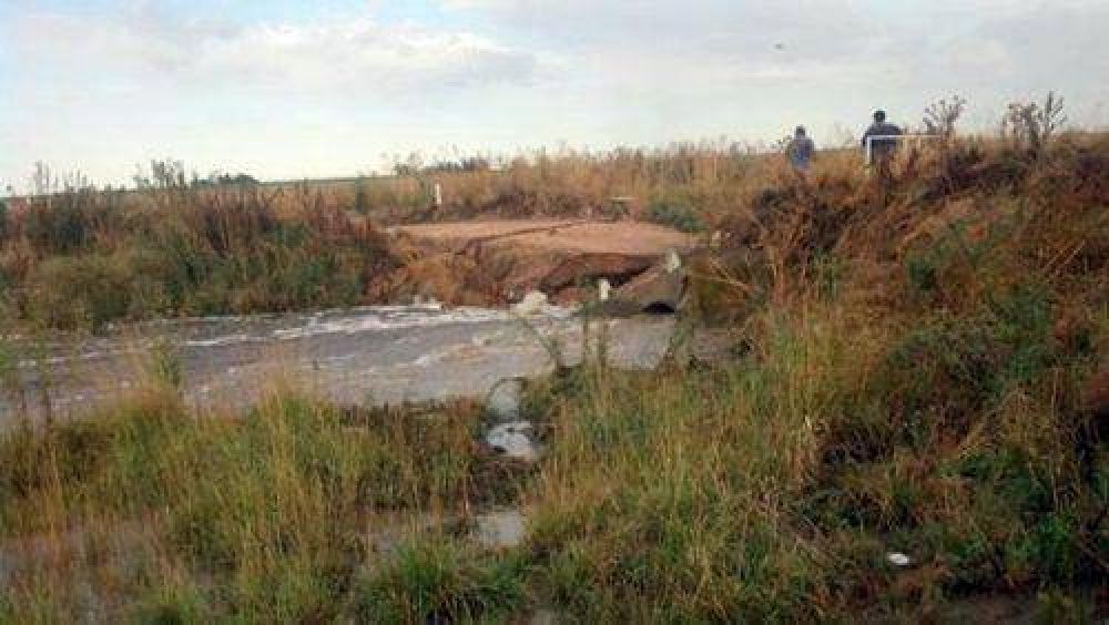 San Cayetano: camino �El Cruce� cerrado al tr�nsito por ca�da de un puente
