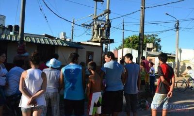 Tras protesta vecinal, la Dpec cambi� un transformador y mejor� servicios