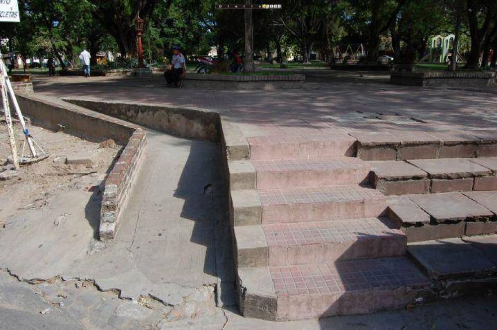 Vecinos de la plaza Torrent piden que no se cambie �c�sped por cemento�