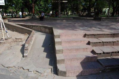 Vecinos de la plaza Torrent piden que no se cambie �c�sped por cemento�