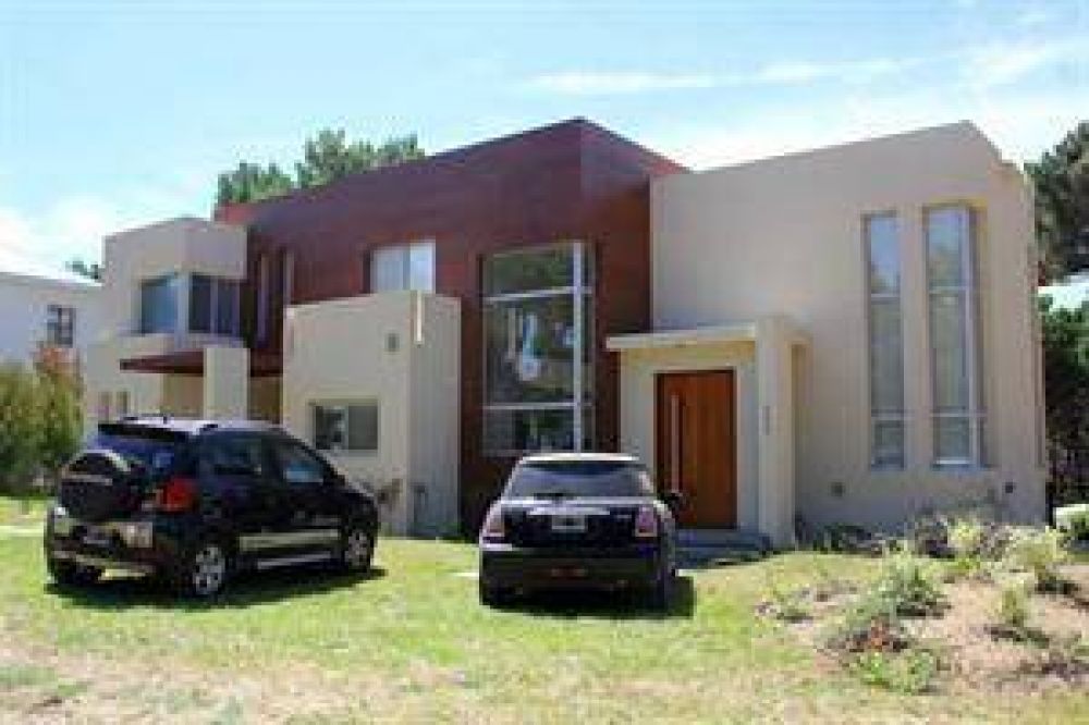 La casa donde veranea Leonardo Fari�a est� declarada como terreno bald�o