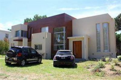 La casa donde veranea Leonardo Fari�a est� declarada como terreno bald�o