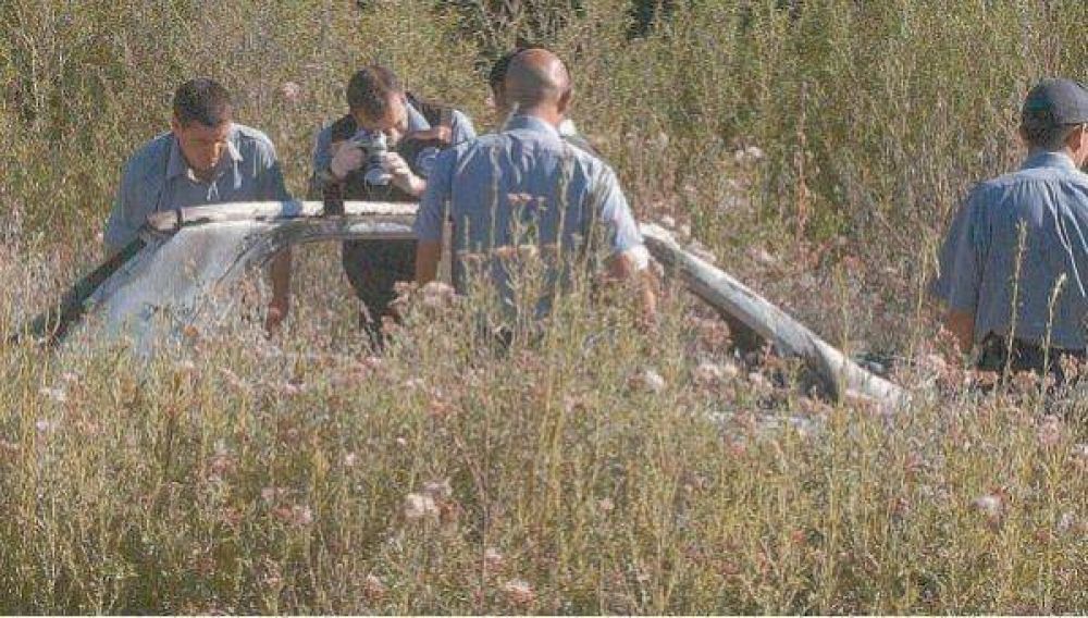Misteriosa aparici�n de un cuerpo en un auto calcinado