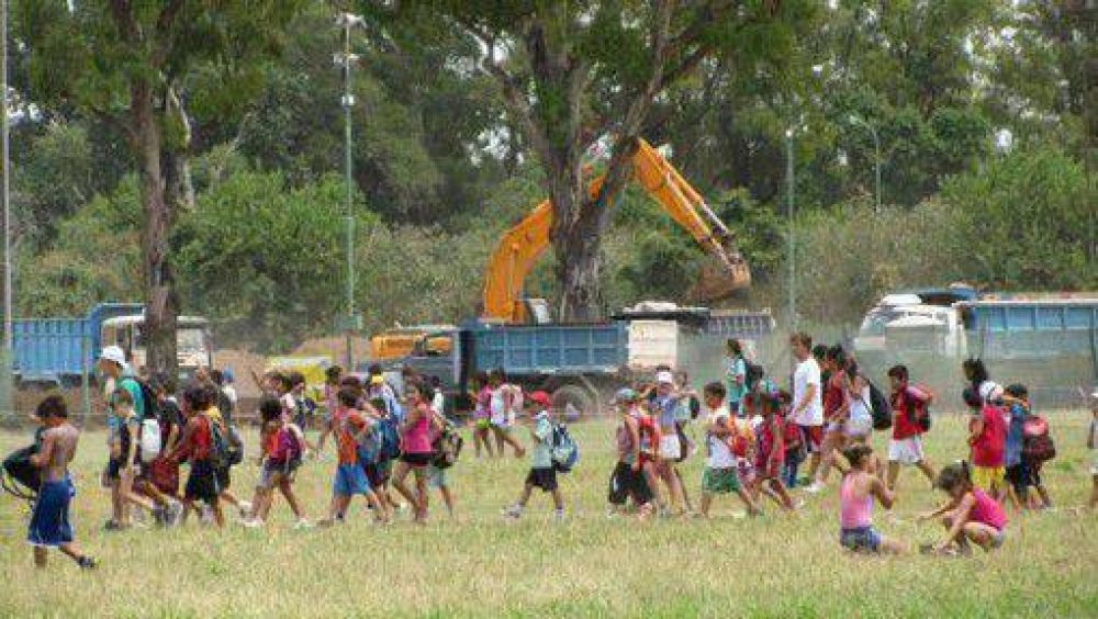 La colonia convive con camiones y excavadoras