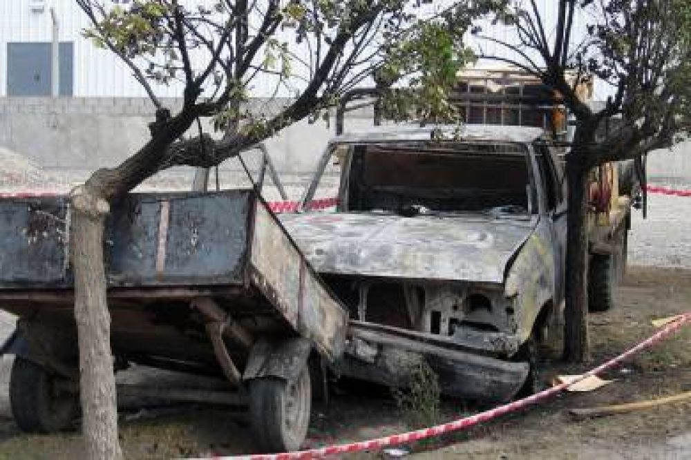 Ladr�n muri� calcinado al incendiarse camioneta que intent� robar de empresa constructora