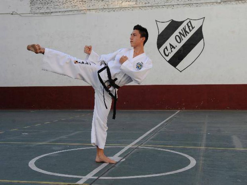 Cientos de rosarinos se suman a la cruzada de un joven taekwondista