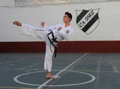 Cientos de rosarinos se suman a la cruzada de un joven taekwondista