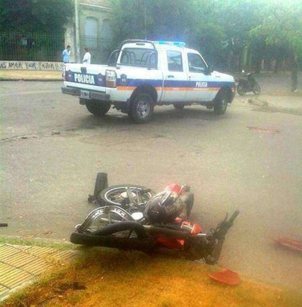 Fuerte impacto entre una moto y un auto