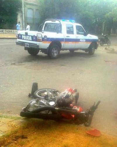 Fuerte impacto entre una moto y un auto