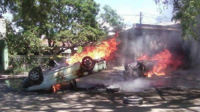 Violenta protesta en Alberdi: tabacaleros incendian dos veh�culos