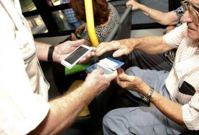 Controlan el pago del boleto de colectivo con celulares y le marcan la cancha a las empresas