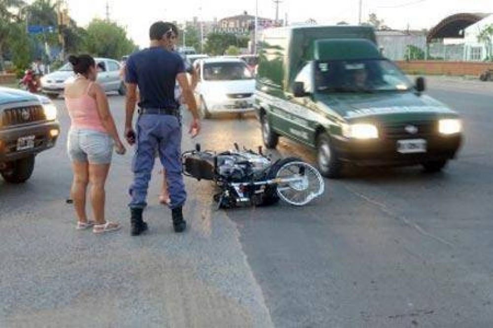 Choque de motos en avenida Chaco y Castelli: Uno de los conductores huy�