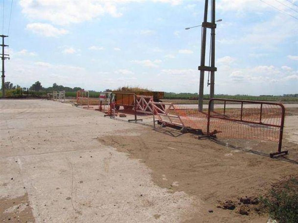 La Municipalidad est� asfaltando el acceso N�stor Carlos Kirchner