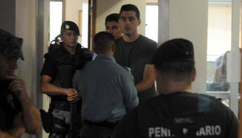 Liberan a un polic�a, y otros 15 siguen detenidos