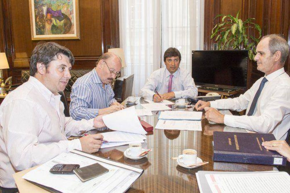 Inza firm� con Naci�n Leasing un convenio para la compra de un cami�n y una bacheadora
