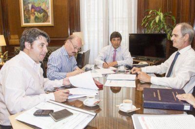 Inza firm� con Naci�n Leasing un convenio para la compra de un cami�n y una bacheadora