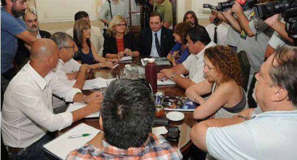 El gobierno convoca a la paritaria central