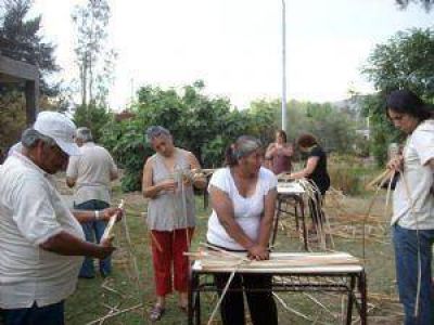 Productores de totora expondr�n en una galer�a de arte de Buenos Aires