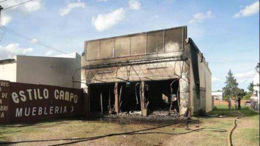 El fuego destruy� una muebler�a en Chajar�