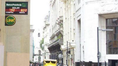 Con las cuevas paralizadas, el d�lar blue cay� un peso y qued� en $12