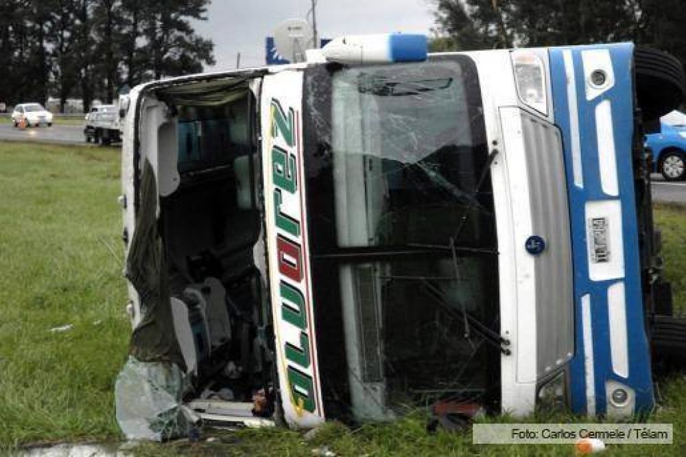 Dieron de alta a 21 de los 42 heridos por el vuelco de un micro en La Plata