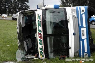 Dieron de alta a 21 de los 42 heridos por el vuelco de un micro en La Plata