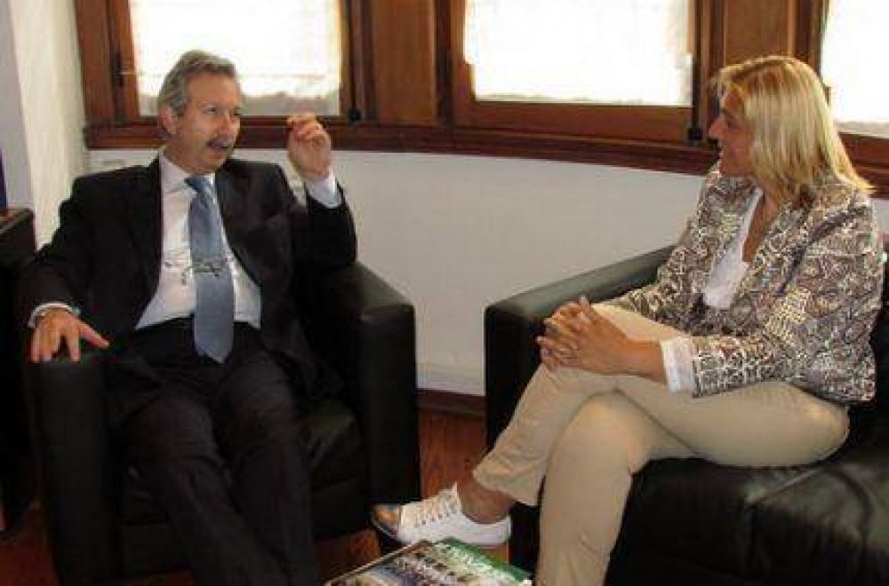 Baragiola y el Consul Italiano reunidos por la visita de la Embajadora