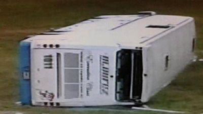Un muerto y 32 heridos al volcar un micro en la ruta 2 que se dirig�a a Villa Gesell
