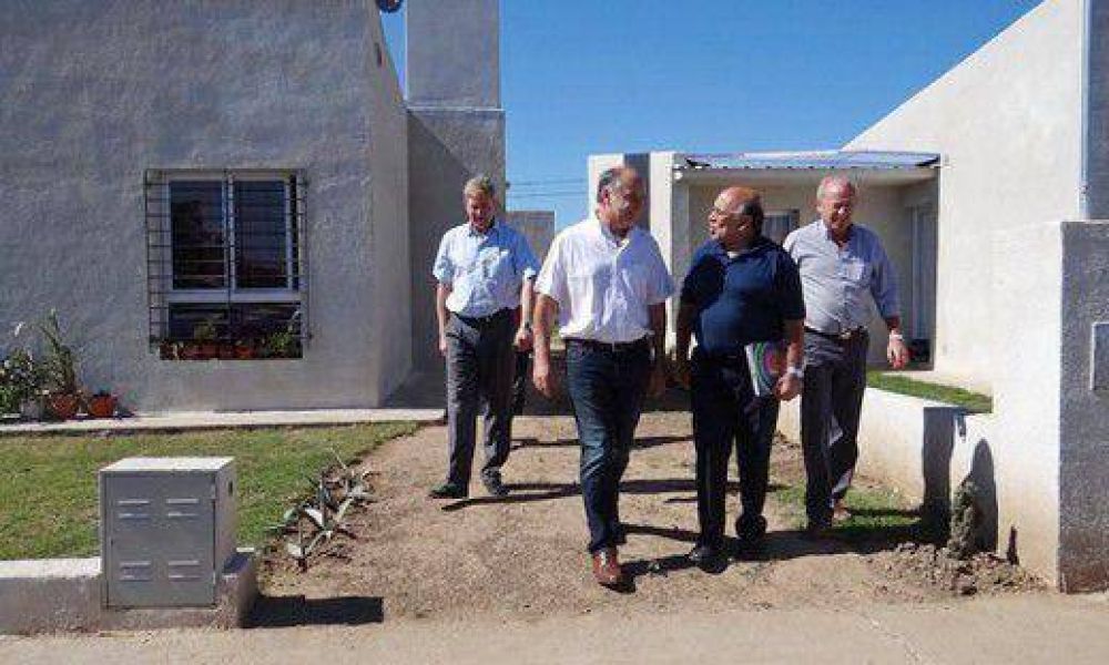 Accastello entrega 40 viviendas del Plan Federal �Techo Digno�