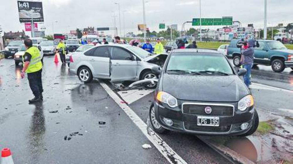 Uno de cada 4 choques ocurre por ir pegado a otros autos