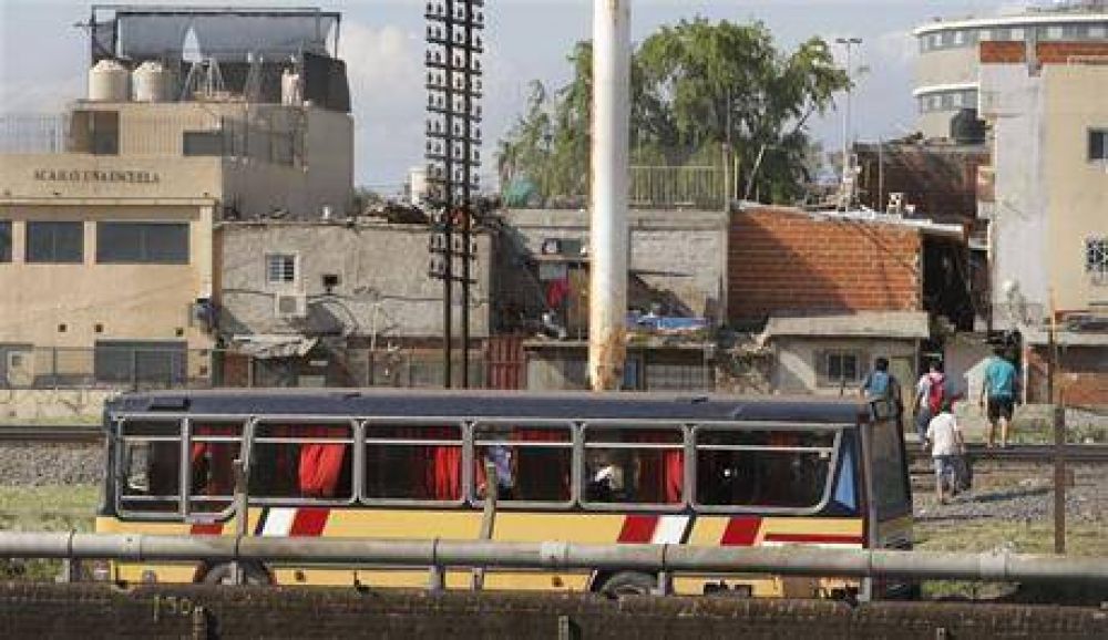 En la villa 31 funciona una l�nea ilegal de transporte con seis colectivos
