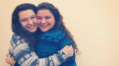 Dos amigas descubrieron en Estados Unidos que son hijas del mismo donante de esperma