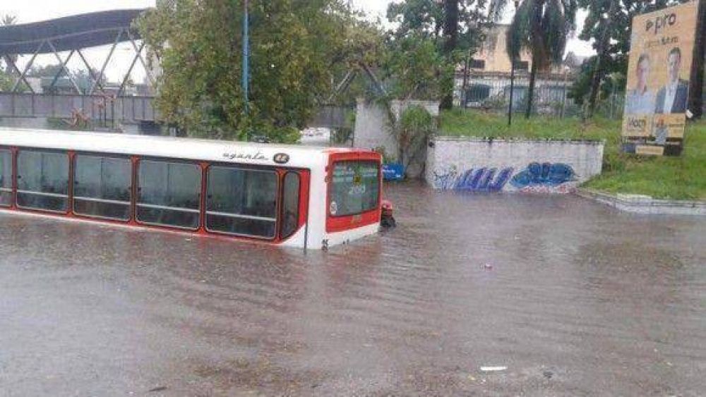 La tormenta dej� al menos un muerto, evacuados e importantes da�os