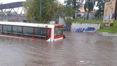 La tormenta dej� al menos un muerto, evacuados e importantes da�os