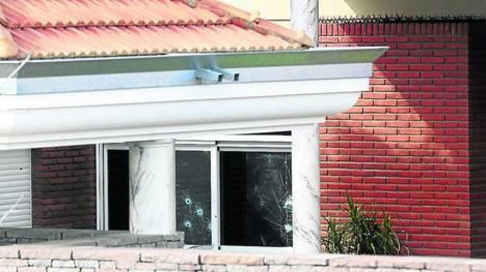 En un confuso episodio, balearon la casa de un intendente massista