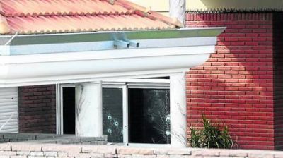 En un confuso episodio, balearon la casa de un intendente massista
