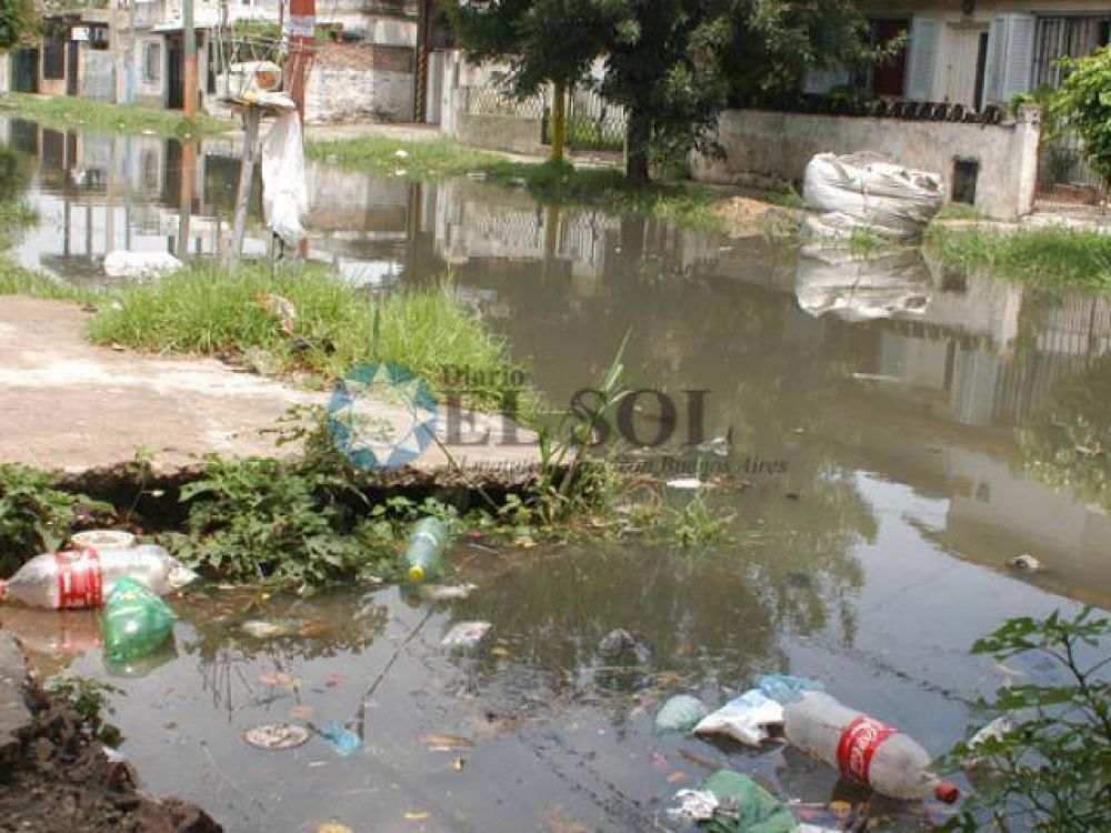 Basura, inundaci�n y sin respuestas