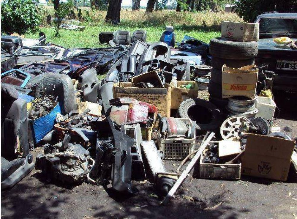 Secuestraron veh�culos y un arsenal de autopartes en desarmadero
