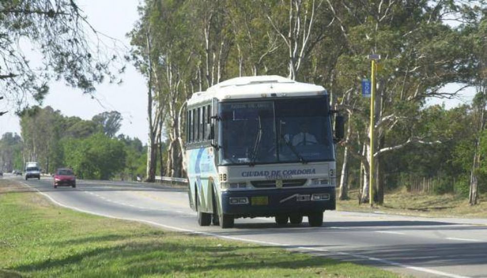 Cosqu�n: se rob� un colectivo junto a su hija, choc� una camioneta y fue detenido