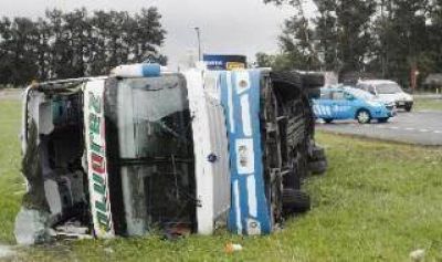 Vuelco de micro en Ruta 2: Quedan 8 pasajeros internados y 12 en observaci�n