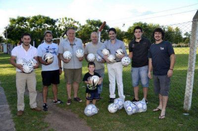 El concejal Fattorini don� pelotas de f�tbol a la Escuela �Santiago Cortines�
