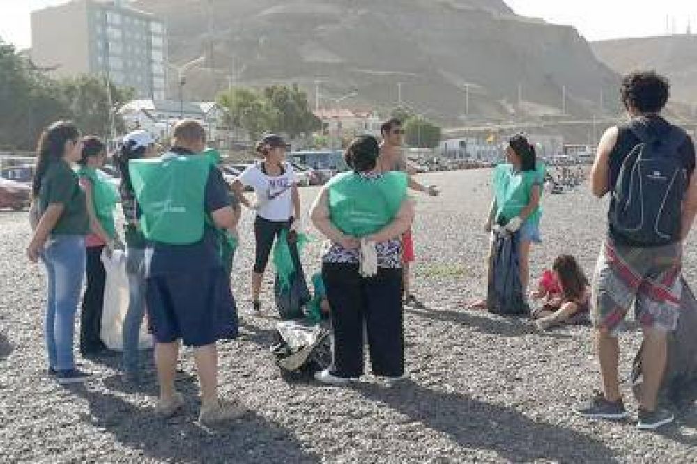 Se suman voluntarios para limpiar la playa 