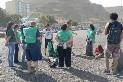 Se suman voluntarios para limpiar la playa 