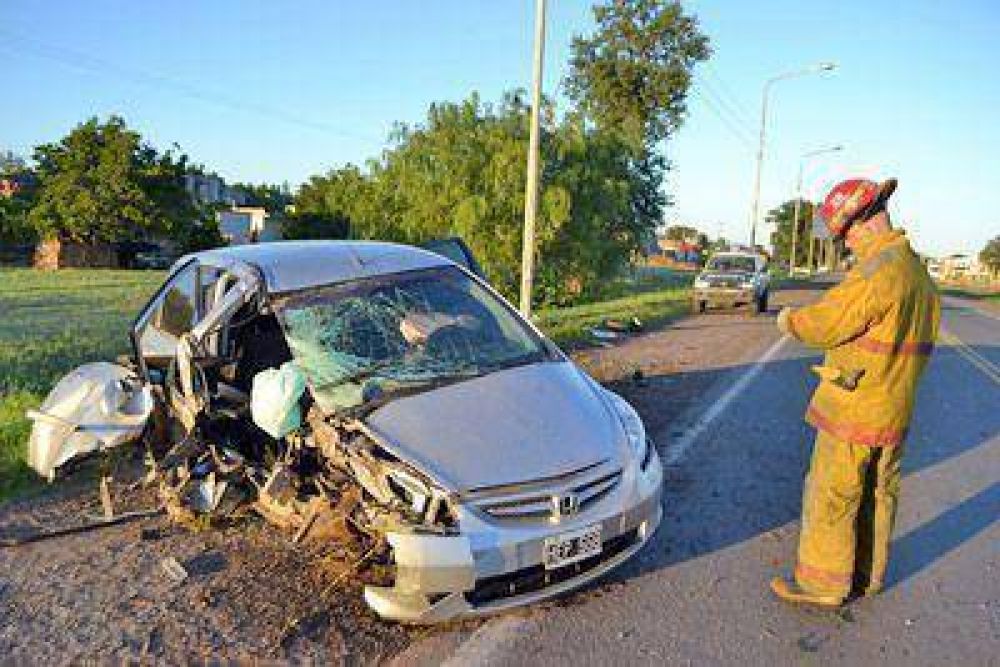 Un auto fuera de control impact� contra una columna de luz en ruta N� 8 y Alvear