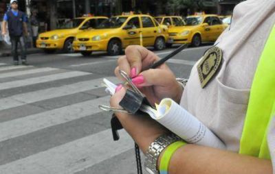 Cruzar en rojo y usar el celular, los vicios del chofer