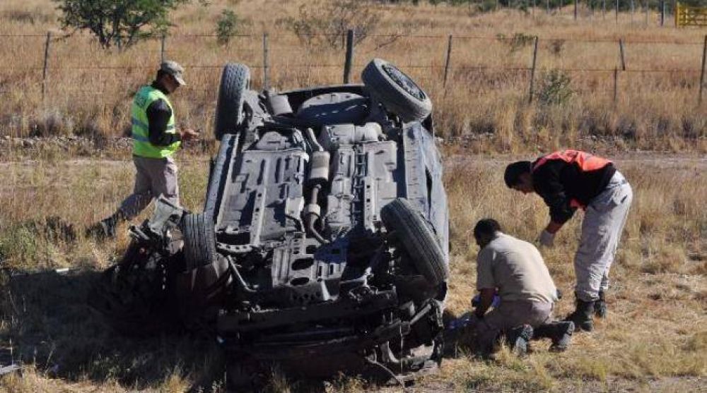 Muri� un nene de 8 a�os tras un impactante vuelco en la ruta 22