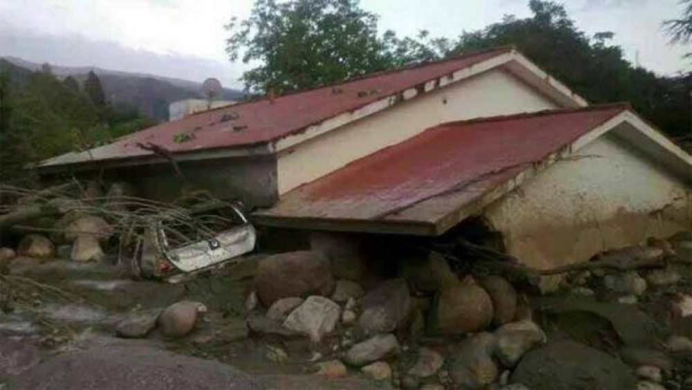 Inhumaron a las dos v�ctimas santiague�as del alud